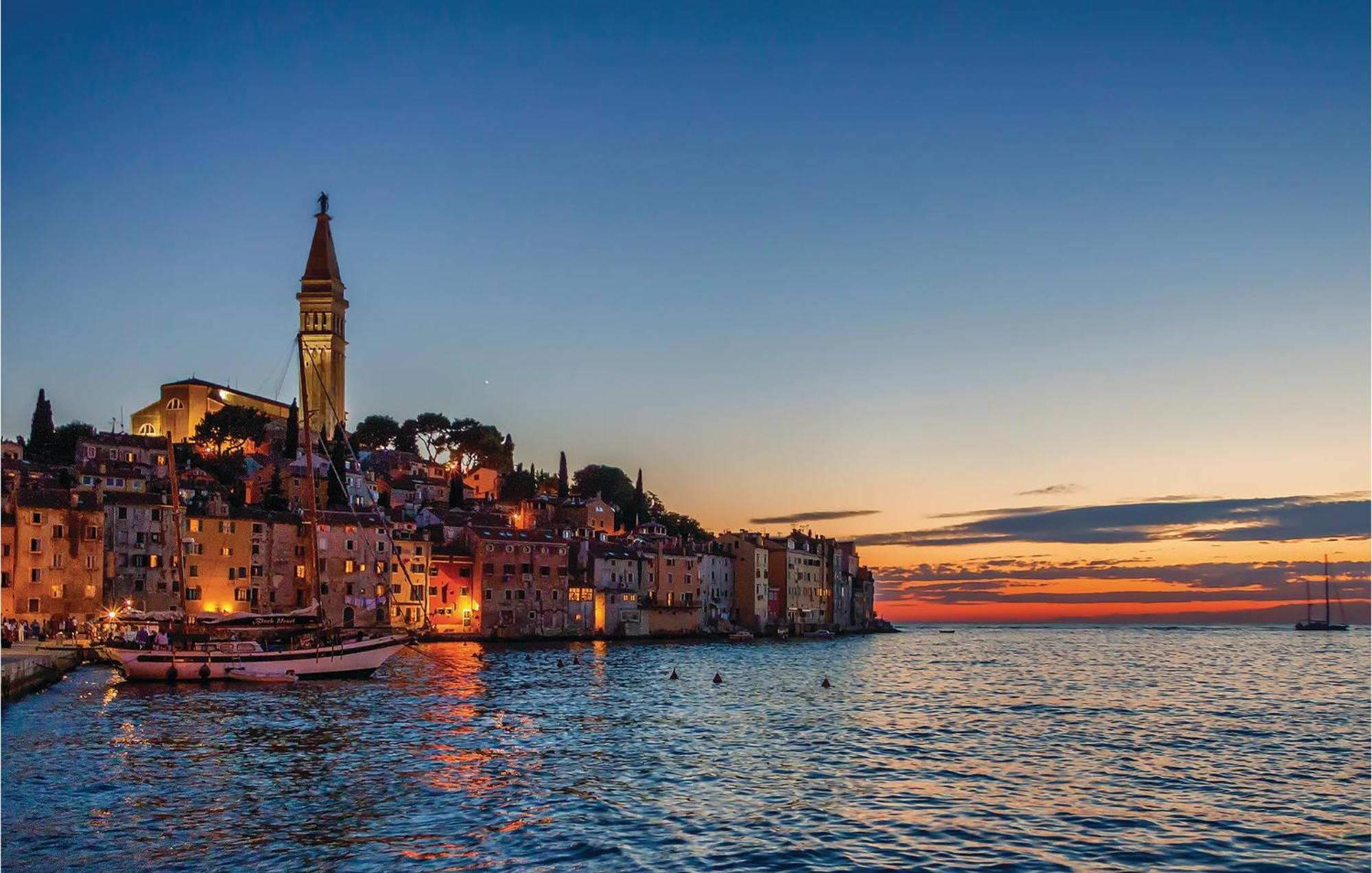 Lovely Apartment In Rovinj With Kitchen Exteriör bild